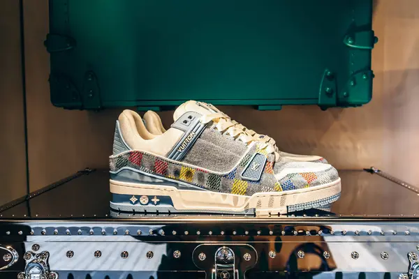 Nice, Fransa - 26 Ocak 2025: Louis Vuitton spor ayakkabıları Nice 'teki bir butiğin vitrininde sergilendi.