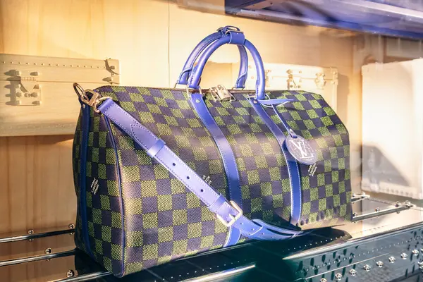 Nice, Fransa - 26 Ocak 2025: Nice 'teki bir butiğin vitrininde sergilenen büyük Louis Vuitton çantası lüks bir zanaat ve ikonik tasarım sergiledi.