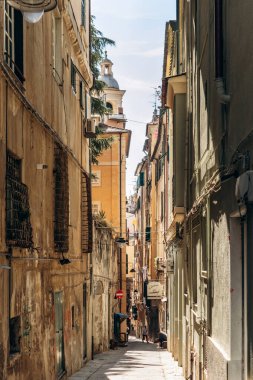 Cenova, İtalya - 22 Eylül 2024: Cenova 'nın tarihi merkezinde dar sokaklar, dolambaçlı sokakları ve geleneksel mimarisi ile eski şehrin cazibesini gözler önüne seriyor.