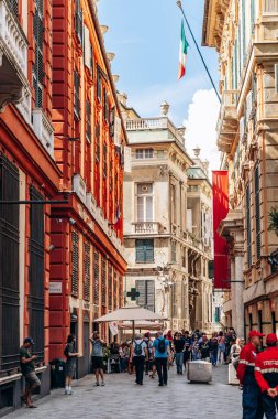 Cenova, İtalya - 22 Eylül 2024: Rönesans sarayları ve İtalyan bayrakları tarihi merkezdeki zarif yayalar Via Garibaldi 'nin hizasında.