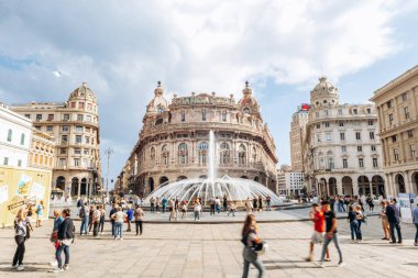 Cenova, İtalya - 22 Eylül 2024: Cenova 'nın ana meydanı Piazza De Ferrari' nin görünüşü, 1936 yılında Giuseppe Crosa di Vergagni tarafından tasarlanan ikonik bronz çeşmenin yer aldığı