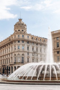 Cenova, İtalya - 22 Eylül 2024: Cenova 'nın ana meydanı Piazza De Ferrari' nin görünüşü, 1936 yılında Giuseppe Crosa di Vergagni tarafından tasarlanan ikonik bronz çeşmenin yer aldığı