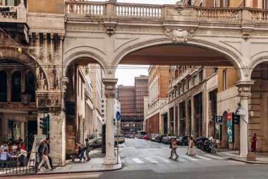 Cenova, İtalya - 22 Eylül 2024: Zarif arkalı cepheler ve şehrin ana alışveriş caddesi Via XX Settembre, tarihi binalar hattı.