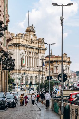Cenova, İtalya - 22 Eylül 2024: Genova Piazza Principe tren istasyonunun saat, heykel ve işlek şehir caddeleriyle süslü neoklasik cephesi.
