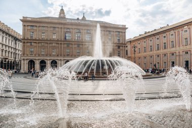 Cenova, İtalya - 22 Eylül 2024: Cenova 'nın ana meydanı Piazza De Ferrari' nin görünüşü, 1936 yılında Giuseppe Crosa di Vergagni tarafından tasarlanan ikonik bronz çeşmenin yer aldığı