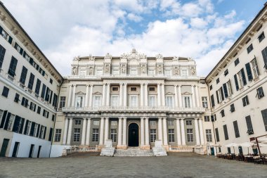 Palazzo Ducale 'nin görkemli neoklasik cephesi tarihi şehir merkezine hakim sütunlar ve heykeller ile.