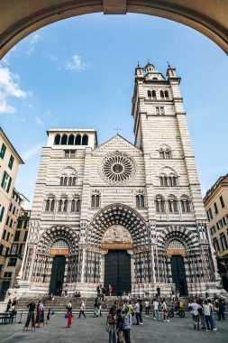 Cenova, İtalya - 2 Mayıs 2025: San Lorenzo Katedrali çarpıcı bir siyah beyaz çizgili Gotik çan kulesi ve tarihi çan kulesi içerir..