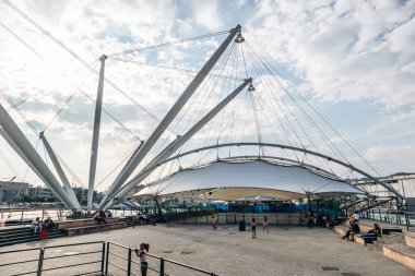 Ceneviz, İtalya - 22 Eylül 2024: Bigo panoramik asansörü Porto Antico üzerinde yükseliyor ve liman ve şehrin 360 derecelik görüntüsünü sunuyor.