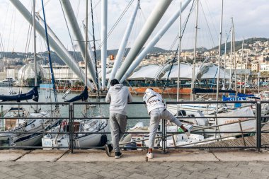 Ceneviz, İtalya - 22 Eylül 2024: Bigo panoramik asansörü Porto Antico üzerinde yükseliyor ve liman ve şehrin 360 derecelik görüntüsünü sunuyor.