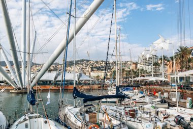 Ceneviz, İtalya - 22 Eylül 2024: Bigo panoramik asansörü Porto Antico üzerinde yükseliyor ve liman ve şehrin 360 derecelik görüntüsünü sunuyor.