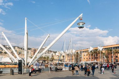 Ceneviz, İtalya - 22 Eylül 2024: Bigo panoramik asansörü Porto Antico üzerinde yükseliyor ve liman ve şehrin 360 derecelik görüntüsünü sunuyor.