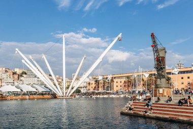 Ceneviz, İtalya - 22 Eylül 2024: Bigo panoramik asansörü Porto Antico üzerinde yükseliyor ve liman ve şehrin 360 derecelik görüntüsünü sunuyor.