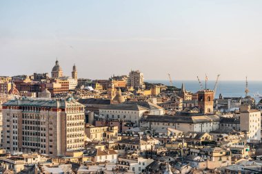 Gün batımında Ceneviz 'in çatılarını görmek, şehrin tarihi ufuk çizgisini ve sıcak altın ışığı gözler önüne sermek..