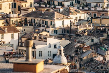 Gün batımında Ceneviz 'in çatılarını görmek, şehrin tarihi ufuk çizgisini ve sıcak altın ışığı gözler önüne sermek..