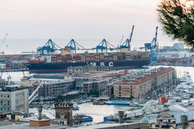 Gün batımında Ceneviz 'in çatılarını görmek, şehrin tarihi ufuk çizgisini ve sıcak altın ışığı gözler önüne sermek..