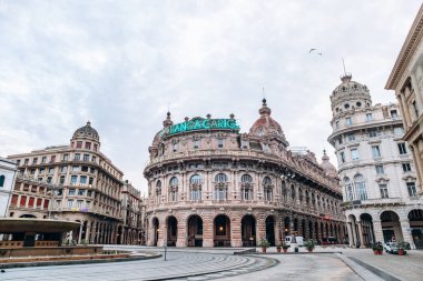 Cenova, İtalya - 22 Eylül 2024: Cenova 'nın ana meydanı Piazza De Ferrari' nin görünüşü, 1936 yılında Giuseppe Crosa di Vergagni tarafından tasarlanan ikonik bronz çeşmenin yer aldığı