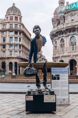 Cenova, İtalya - 22 Eylül 2024: Çantalı bir gezgin olan Bruno Catalano 'nun Bronz heykeli Piazza De Ferrari' de duruyor.