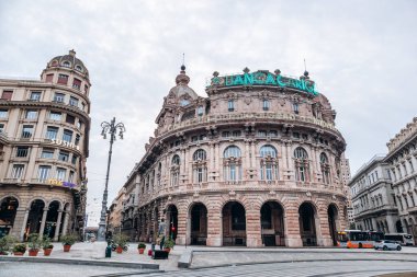 Cenova, İtalya - 22 Eylül 2024: Cenova 'nın ana meydanı Piazza De Ferrari' nin görünüşü, 1936 yılında Giuseppe Crosa di Vergagni tarafından tasarlanan ikonik bronz çeşmenin yer aldığı