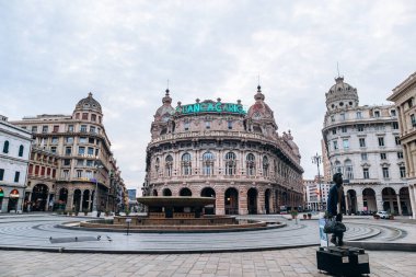 Cenova, İtalya - 22 Eylül 2024: Cenova 'nın ana meydanı Piazza De Ferrari' nin görünüşü, 1936 yılında Giuseppe Crosa di Vergagni tarafından tasarlanan ikonik bronz çeşmenin yer aldığı