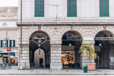 Cenova, İtalya - 22 Eylül 2024: Zarif arkalı cepheler ve şehrin ana alışveriş caddesi Via XX Settembre, tarihi binalar hattı.