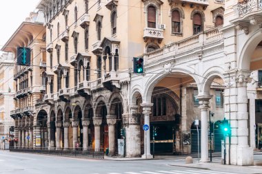 Cenova, İtalya - 22 Eylül 2024: Zarif arkalı cepheler ve şehrin ana alışveriş caddesi Via XX Settembre, tarihi binalar hattı.