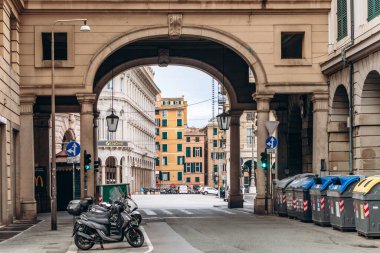 Cenova, İtalya - 22 Eylül 2024: Zarif arkalı cepheler ve şehrin ana alışveriş caddesi Via XX Settembre, tarihi binalar hattı.