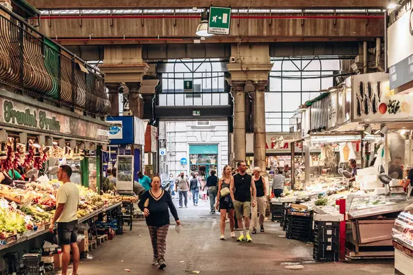 Ceneviz, İtalya - 22 Eylül 2024: Ceneviz 'de kapsanan gıda pazarı, taze yerel ürünler, etler, deniz ürünleri ve geleneksel İtalyan ürünleri sergileniyor.