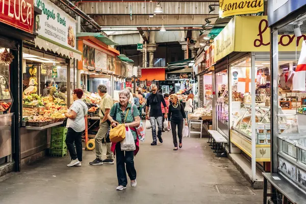 Ceneviz, İtalya - 22 Eylül 2024: Ceneviz 'de kapsanan gıda pazarı, taze yerel ürünler, etler, deniz ürünleri ve geleneksel İtalyan ürünleri sergileniyor.