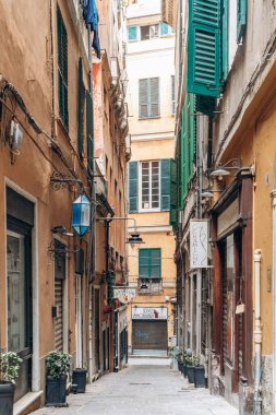 Cenova, İtalya - 22 Eylül 2024: Cenova 'nın tarihi merkezinde dar sokaklar, dolambaçlı sokakları ve geleneksel mimarisi ile eski şehrin cazibesini gözler önüne seriyor.