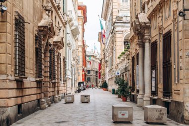 Cenova, İtalya - 22 Eylül 2024: Rönesans sarayları ve İtalyan bayrakları tarihi merkezdeki zarif yayalar Via Garibaldi 'nin hizasında.