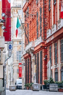 Cenova, İtalya - 22 Eylül 2024: Rönesans sarayları ve İtalyan bayrakları tarihi merkezdeki zarif yayalar Via Garibaldi 'nin hizasında.