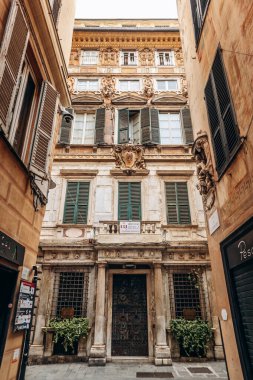 Cenova, İtalya - 22 Eylül 2024: Cenova 'nın tarihi merkezinde dar sokaklar, dolambaçlı sokakları ve geleneksel mimarisi ile eski şehrin cazibesini gözler önüne seriyor.