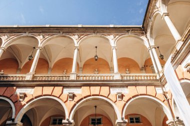 Via Garibaldi 'deki Palazzo Doria-Tursi' nin içinde mermer kolonlar ve kemerli zarif Rönesans avlusu..
