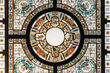 Cenova, İtalya - 22 Eylül 2024: Palazzo Gerolamo Grimaldi 'nin (Palazzo della Meridiana) avlusunda Art Nouveau unsurları ve şehir sembollerinin yer aldığı lekeli cam tavan