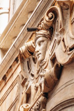 Cenova, İtalya - 22 Eylül 2024: Süslü Barok sıva ve heykel dekorasyonu, şehir merkezindeki tarihi bir binanın cephesini süslüyor.