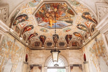 Cenova, İtalya - 22 Eylül 2024: Ceneviz 'deki Palazzo Doria Spinola' nın İç kısımları, dekoratif mobilyalar ve tarihi mimari ayrıntılar içeriyor.