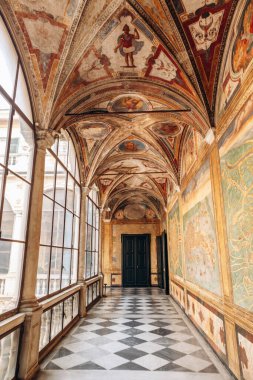 Cenova, İtalya - 22 Eylül 2024: Ceneviz 'deki Palazzo Doria Spinola' nın İç kısımları, dekoratif mobilyalar ve tarihi mimari ayrıntılar içeriyor.