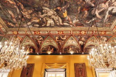 Cenova, İtalya - 22 Eylül 2024: Ceneviz 'deki Palazzo Doria Spinola' nın İç kısımları, dekoratif mobilyalar ve tarihi mimari ayrıntılar içeriyor.