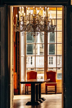 Cenova, İtalya - 22 Eylül 2024: Ceneviz 'deki Palazzo Doria Spinola' nın İç kısımları, dekoratif mobilyalar ve tarihi mimari ayrıntılar içeriyor.