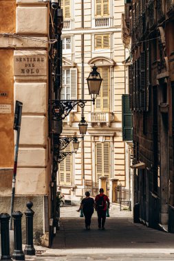 Cenova, İtalya - 22 Eylül 2024: Cenova 'nın tarihi merkezinde dar sokaklar, dolambaçlı sokakları ve geleneksel mimarisi ile eski şehrin cazibesini gözler önüne seriyor.