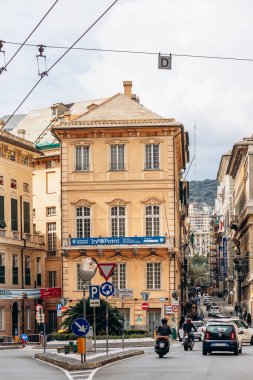 Cenova, İtalya - 22 Eylül 2024: Cenova 'nın tarihi merkezinde dar sokaklar, dolambaçlı sokakları ve geleneksel mimarisi ile eski şehrin cazibesini gözler önüne seriyor.