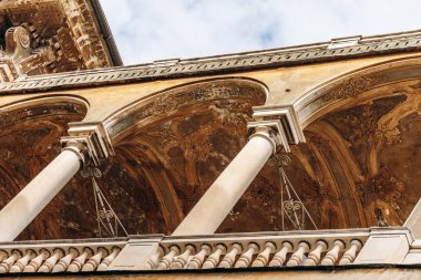 Genoa 'da kemerli sütunları ve süslü tavan freskleri olan zarif Rönesans kütüğü