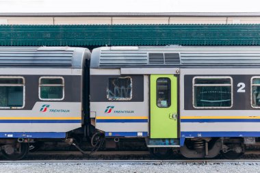 Cenova, İtalya - 21 Eylül 2024: Genoa Piazza Principe istasyonunda trend treni, bölgesel ve yüksek hızlı hizmetler sergiliyor.