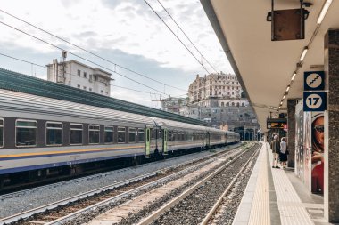 Cenova, İtalya - 21 Eylül 2024: Genoa Piazza Principe istasyonunda trend treni, bölgesel ve yüksek hızlı hizmetler sergiliyor.
