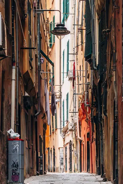 Cenova, İtalya - 22 Eylül 2024: Cenova 'nın tarihi merkezinde dar sokaklar, dolambaçlı sokakları ve geleneksel mimarisi ile eski şehrin cazibesini gözler önüne seriyor.