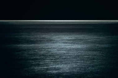 Nice 'teki gece deniz manzarası uzun süre korunarak pürüzsüz, soyut bir yüzey ve ışıldayan bir ufuk çizgisi oluşturur..