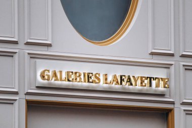 Nice, Fransa - 16 Eylül 2024: Lafayette 'in aydınlatılmış galerisi Jean Medecin Bulvarı' ndaki mağazanın girişinin üstünde zarif altın harfler ve klasik mimari tabelalar yer alıyor.