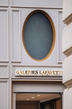 Nice, Fransa - 16 Eylül 2024: Lafayette 'in aydınlatılmış galerisi Jean Medecin Bulvarı' ndaki mağazanın girişinin üstünde zarif altın harfler ve klasik mimari tabelalar yer alıyor.