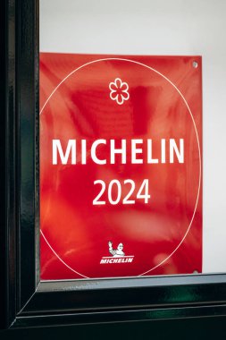 Nice, Fransa - 8 Şubat 2025: Bir Michelin 2024 plaketi bir restoranın girişinde sergileniyor, bu da yüksek kalitede yemek pişirildiğini gösteriyor..