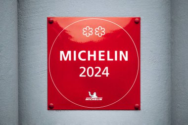 Nice, Fransa - 8 Şubat 2025: Bir Michelin 2024 plaketi bir restoranın girişinde sergilenen iki yıldızlı, servis dışı bir mutfağı sembolize eden.